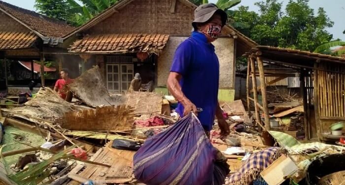 Diterjang Hujan Lebat, Ponpes Wasilatul Ikhsan Kecamatan Kopo Ambruk 1 Diterjang Hujan Lebat, Ponpes Wasilatul Ikhsan Kecamatan Kopo Ambruk