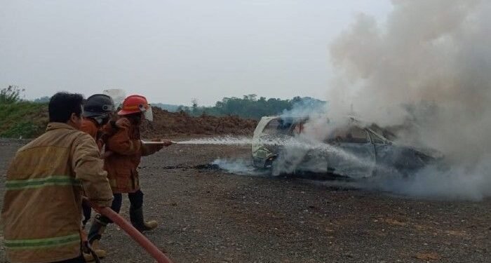 Laptop Meledak, Mobil di Jawilan Hangus terbakar