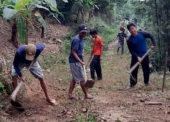 Sulit Dilewati, Warga Pengarengan Perbaiki Sendiri Jalan Calung-Kedung Banteng
