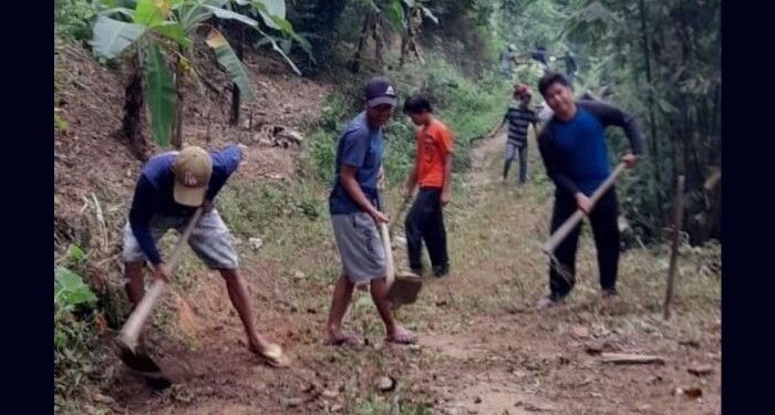 Sulit Dilewati, Warga Pengarengan Perbaiki Sendiri Jalan Calung-Kedung Banteng