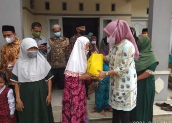 Peduli Lansia Terdampak Covid-19, Istri Wagub Banten Bagi-bagi Paket Sembako di Pandeglang 4 Peduli Lansia Terdampak Covid-19, Istri Wagub Banten Bagi-bagi Paket Sembako di Pandeglang