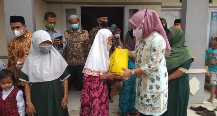 Peduli Lansia Terdampak Covid-19, Istri Wagub Banten Bagi-bagi Paket Sembako di Pandeglang 1 Peduli Lansia Terdampak Covid-19, Istri Wagub Banten Bagi-bagi Paket Sembako di Pandeglang