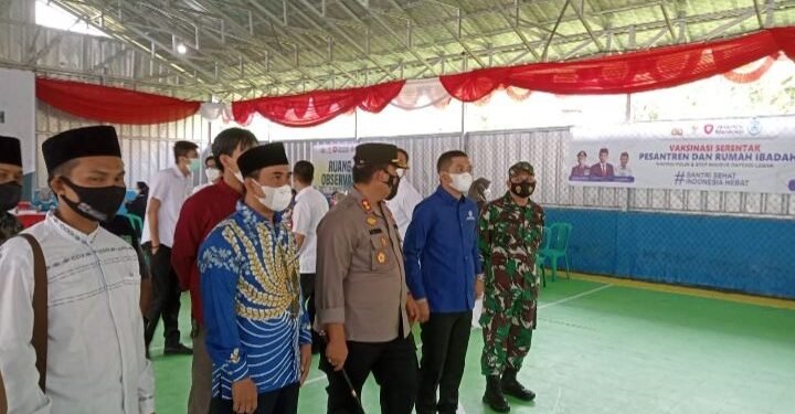 Ikut Vaksin, Warga Cibeureum Pulang Bawa Beras dari Ketua Gapensi Lebak