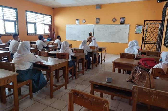 Pandeglang Kekurangan SMK, Siswa Harus Tempuh perjalanan Puluhan Kilometer untuk Bisa Belajar 1 Pandeglang Kekurangan SMK, Siswa Harus Tempuh perjalanan Puluhan Kilometer untuk Bisa Belajar