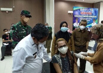 ODHA, Waria, LSL, Pekerja Seks, dan KPJ di Kota Serang Divaksin 10 ODHA, Waria, LSL, Pekerja Seks, dan KPJ di Kota Serang Divaksin