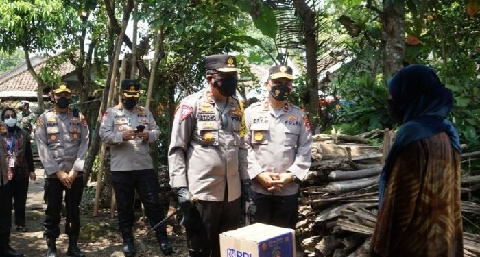 Peduli Warga Terdampak Covid-19, Mabes Polri Salurkan Bantuan Sembako di Pandeglang