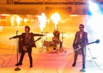 Lirik Lagu Wake Me Up When September Ends - Green Day