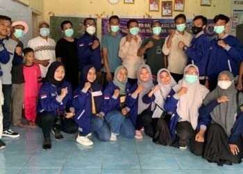 Mahasiswa KKM Uniba Bangun Desa Bendung