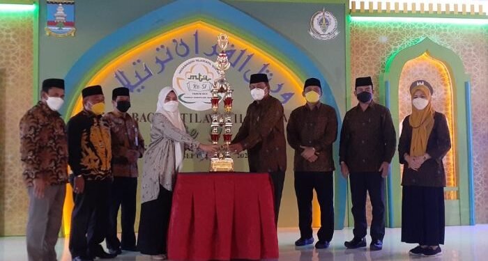 Piala MTQ Kabupaten Serang ke-51 Diserahkan Bapak ke Anak 1 Piala MTQ Kabupaten Serang ke-51 Diserahkan Bapak ke Anak