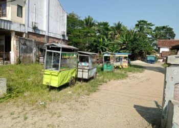 Tak Terawat, Lahan Milik DAMRI di Lebak Jadi Tempat 'Parkir' Gerobak PKL