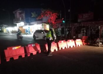 PPKM Level 3 di Seluruh Wilayah Mulai 24 Desember, Ini Ketentuan yang Boleh dan Tak Boleh Dilakukan 1 Cegah Kerumunan, Penyekatan Jalan Dalam Kota di Lebak Kembali Diberlakukan