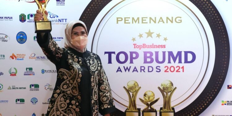 Hattrick, Bupati Serang dan BPR Serang Raih Penghargaan Top BUMD Award 2021