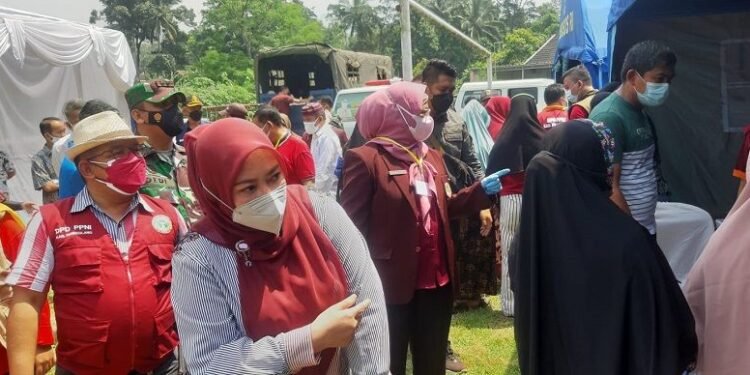 Irna Narulita Targetkan Akhir Tahun ini 65 Persen Warganya Sudah Vaksin 1 Gebyar Vaksin PPNI Pandeglang Sukses Besar, Seribuan Warga Antre Ingin Disuntik