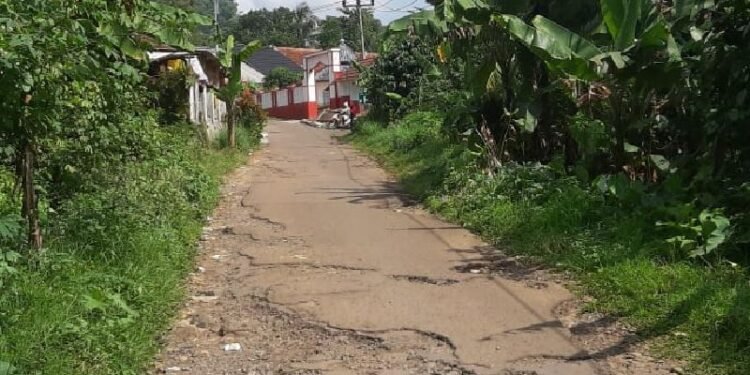 Jalan Menuju Tempat Wisata Gunung Karang di Pandeglang Banten Rusak Parah, Wisatawan Mengeluh