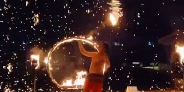 Tak Hanya di Bali, Atraksi Fire Show juga Bisa Dinikmati di Tanjung Lesung Beach Hotel