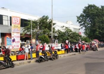 Diskon Kaget 70 Persen, Ramayana Cilegon 'Ngelapak' di Trotoar