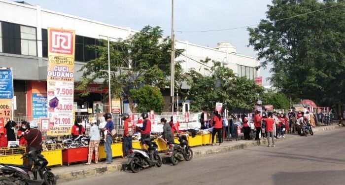 Diskon Kaget 70 Persen, Ramayana Cilegon 'Ngelapak' di Trotoar
