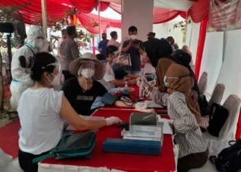 Polri dan PLTU Jawa 7 Suntik Vaksin Karyawan, Warga yang Melintas Juga Diminta Ikut