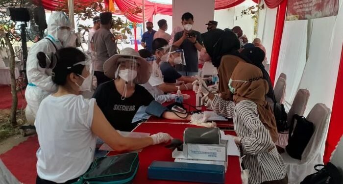 Polri dan PLTU Jawa 7 Suntik Vaksin Karyawan, Warga yang Melintas Juga Diminta Ikut