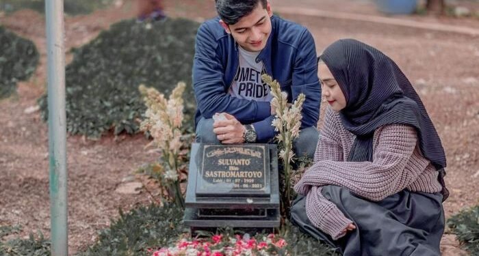 Ajak Teuku Ryan ke Makam Ayahanda, Ria Ricis: Assalamualaikum Pak.. Kenalin Security Baru