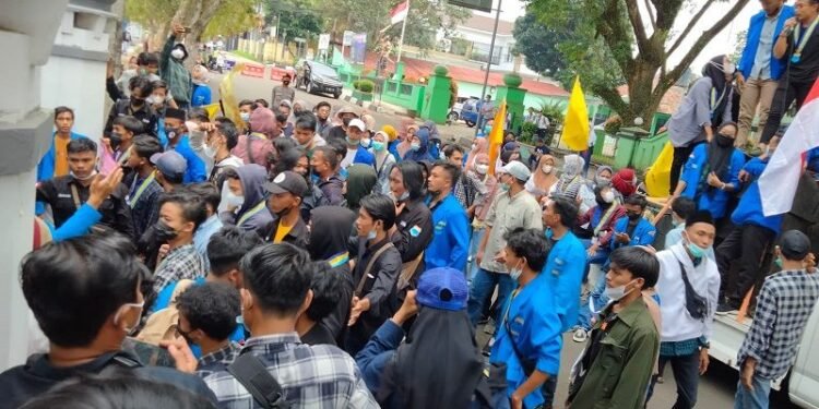 PMII Kepung Gedung DPRD Pandeglang, Desak Pengembalian Uang Negara Temuan LHP BPK