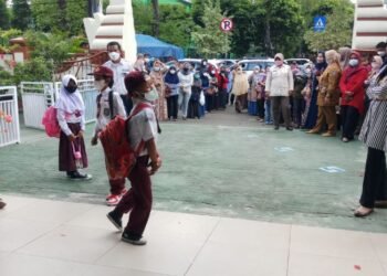 Hari Pertama PTM Terbatas SD di Kota Serang, Orang Tua Penjemput Murid Timbulkan Kerumunan 10 Hari Pertama PTM Terbatas SD di Kota Serang, Orang Tua Penjemput Murid Timbulkan Kerumunan