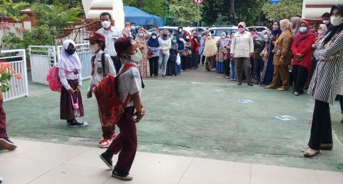 Hari Pertama PTM Terbatas SD di Kota Serang, Orang Tua Penjemput Murid Timbulkan Kerumunan 1 Hari Pertama PTM Terbatas SD di Kota Serang, Orang Tua Penjemput Murid Timbulkan Kerumunan