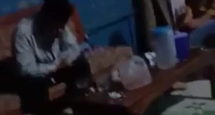 Video Camat Cigeulis Diduga Tenggak Miras Viral di Media Sosial