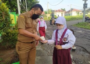 223 SDN dan 51 SD Swasta Gelar PTM Terbatas, Siswa Sambut Antusias Sejak Subuh