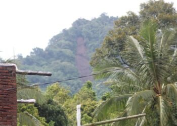 Bahaya! Lereng Gunung Karang Pandeglang Longsor 6 Bahaya! Lereng Gunung Karang Pandeglang Longsor