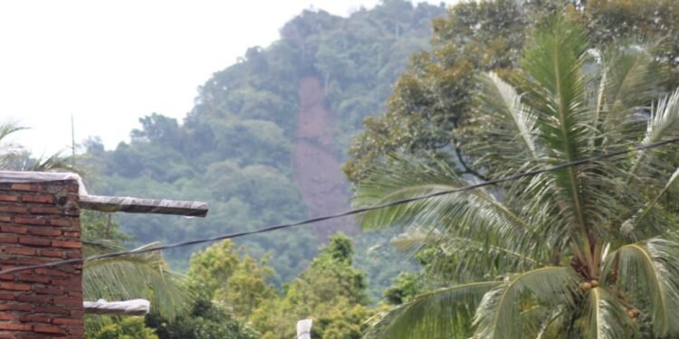 Bahaya! Lereng Gunung Karang Pandeglang Longsor