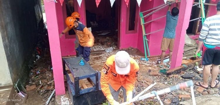 Daftar 14 Rumah Rusak Akibat Banjir di Desa Rocek Pandeglang 1 Daftar 14 Rumah Rusak Akibat Banjir di Desa Rocek Pandeglang
