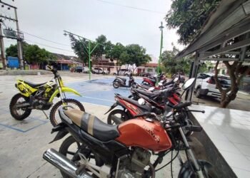 Masih Banjir, Warga Citra Gading Ngungsi Sambil Evakuasi Sepeda Motor dan Mobil