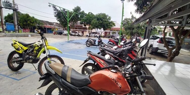 Masih Banjir, Warga Citra Gading Ngungsi Sambil Evakuasi Sepeda Motor dan Mobil