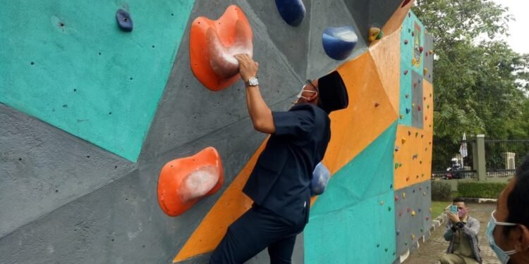 Anies Baswedan Terperosok ke Got, Walikota Cilegon Helldy Agustian Terbanting dari Tebing 1 Anies Baswedan Terperosok ke Got, Walikota Cilegon Helldy Agustian Terbanting dari Tebing