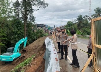 Tebing Jalan Raya Mengger-Labuan Longsor, Pengendara Agar Waspada 5 Tebing Jalan Raya Mengger-Labuan Longsor, Pengendara Agar Waspada