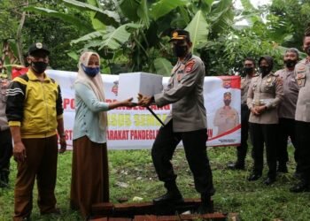 Korban Banjir Sungai Cilancar Terima Bantuan, Diserahkan Kapolres Pandeglang 6 Korban Banjir Sungai Cilancar Terima Bantuan, Diserahkan Kapolres Pandeglang