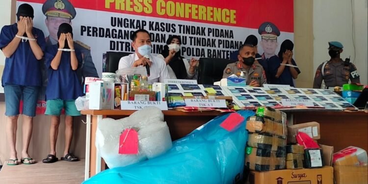 Polda Banten Bongkar Jual Beli Online Fiktif, Empat Pelaku Asal Pasar Kemis Tangerang Diamankan 1 Polda Banten Bongkar Jual Beli Online Fiktif, Empat Pelaku Asal Pasar Kemis Tangerang Diamankan