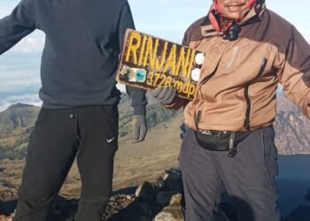 Ketua Harian KONI Pandeglang Fery Hasanudin Taklukkan Puncak Rinjani