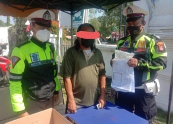 Formulir Diperjualbelikan, Vaksinasi di Alun Alun Kota Serang Ricuh, Tiga Orang Ditangkap 5 Formulir Diperjualbelikan, Vaksinasi di Alun Alun Kota Serang Ricuh, Tiga Orang Ditangkap