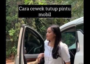 Iya atau Enggak, Cara Menutup Pintu Mobil Ala Titi Kamal Ini Jadi Kebiasaan Wanita dan Bisa Ledakkan Nuklir?