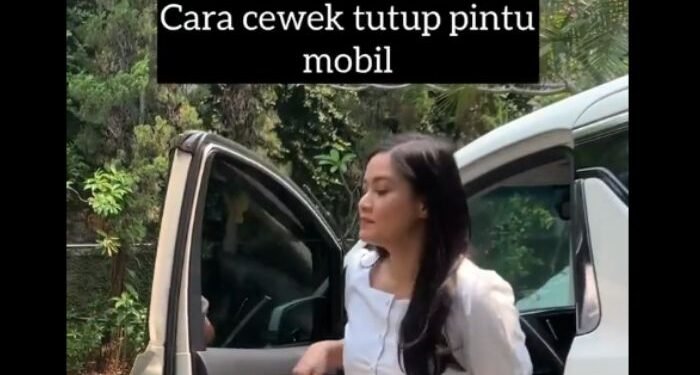 Iya atau Enggak, Cara Menutup Pintu Mobil Ala Titi Kamal Ini Jadi Kebiasaan Wanita dan Bisa Ledakkan Nuklir?