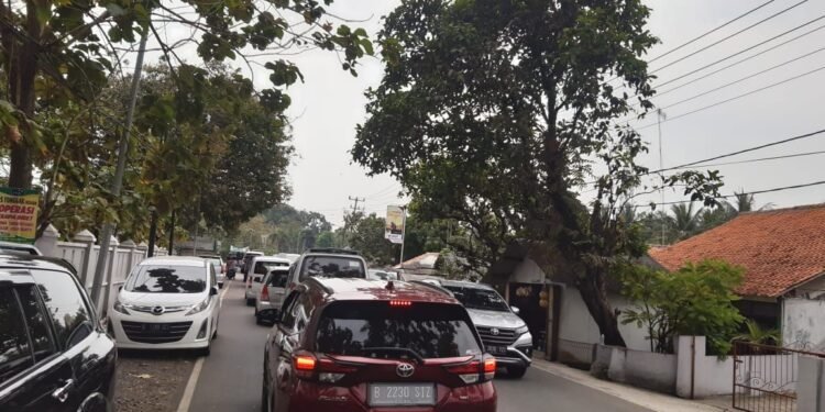 Arus Lalu Lintas Anyer-Cinangka Padat Merayap
