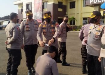 Jadi 'Tukang Cukur Dadakan', Kapolres Pandeglang Incar Personel Berambut Gondrong 4 Jadi 'Tukang Cukur Dadakan', Kapolres Pandeglang Incar Personel Berambut Gondrong