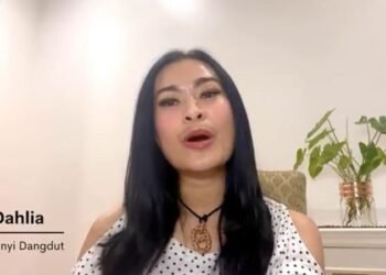 Pedangdut Iis Dahlia Ditodong Penjual Buah