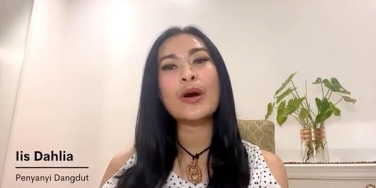 Pedangdut Iis Dahlia Ditodong Penjual Buah