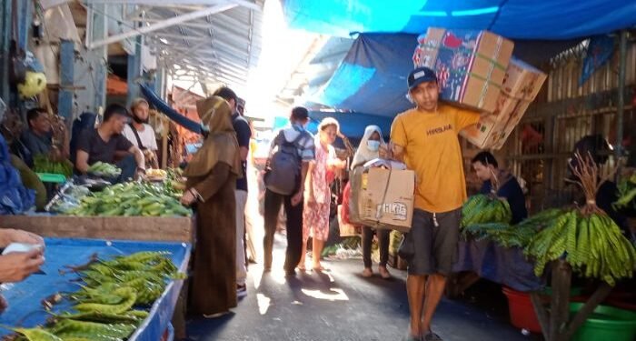 Pedagang dan Pengunjung Pasar Rangkasbitung Mulai Abaikan Prokes, Diingatkan Malah Cuek 1 Pedagang dan Pengunjung Pasar Rangkasbitung Mulai Abaikan Prokes, Diingatkan Malah Cuek
