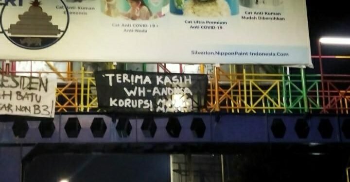 Spanduk Bernada Satire WH Andika Sempat Bertebaran di Kota Serang