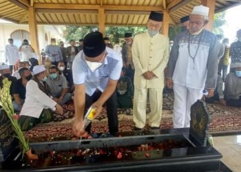 Tiba di Kota Cilegon, Iman Ariyadi Disambut Ratusan Simpatisan dan Lakukan Sujud Syukur 2 Tiba di Kota Cilegon, Iman Ariyadi Disambut Ratusan Simpatisan dan Lakukan Sujud Syukur