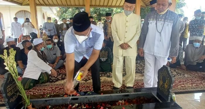 Tiba di Kota Cilegon, Iman Ariyadi Disambut Ratusan Simpatisan dan Lakukan Sujud Syukur 1 Tiba di Kota Cilegon, Iman Ariyadi Disambut Ratusan Simpatisan dan Lakukan Sujud Syukur